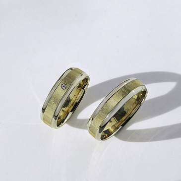 Парные обручальные кольца из белого и желтого золота