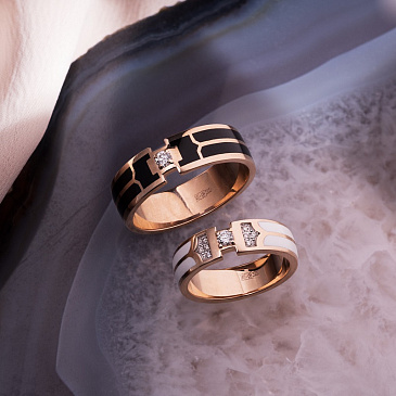 Парные обручальные кольца с эмалью и бриллиантами