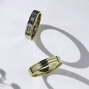 Парные обручальные кольца широкие из желтого и белого золота