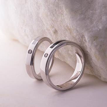 Парные обручальные кольца с эмалью и бриллиантом